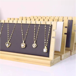 Kệ trưng dây chuyền gỗ decor cho shop phụ kiện Rubyhouse68