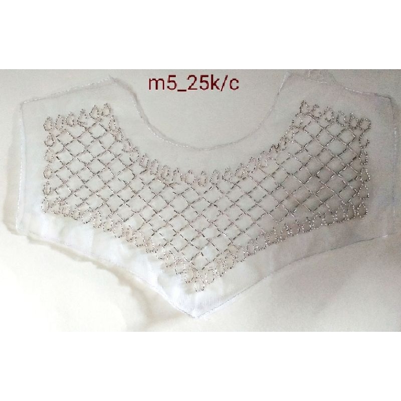 cổ áo kết cườm, cổ đá