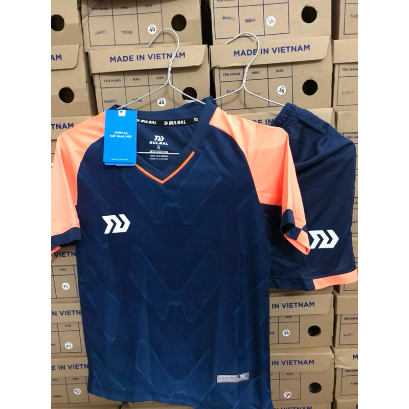 Sale lỗ - Giày đá banh, cầu lông và bóng chuyền,bộ quần áo