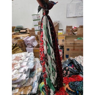 Một cái quai nón lá bằng bằng vải the Huế co giãn, đàn hồi.