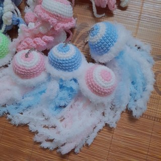 Móc khóa con sứa bằng len handmade