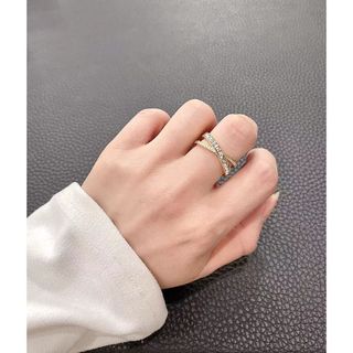 Nhẫn nữ đá vuông hình chữ x sáng lấp lánh titan không đen tt4874