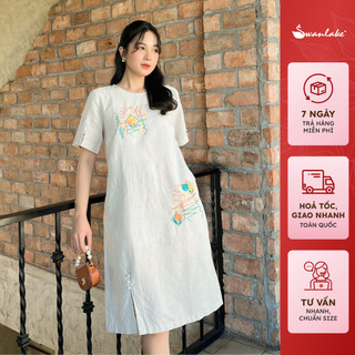  - Đầm Suông Vải Linen Cao Cấp Thấm Hút Thêu Họa Tiết Hoa Cổ Tròn Tay Ngắn Đính Nút Có Túi  - D11220LW02