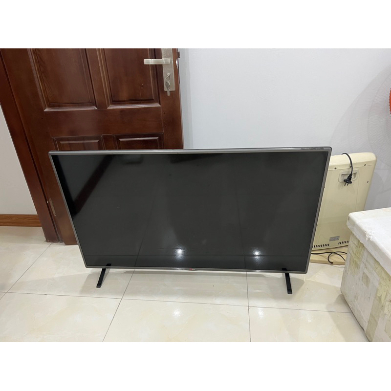 Chân tivi đa năng cho các mã tivi LG, SS, Sony có chỗ bắt chân phía sau.