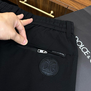 Quần short nam 𝔻&𝔾 đen trơn tag logo