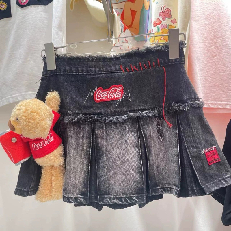 Chân váy gấu Coca denim xếp ly