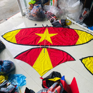 Áo diều cờ đỏ sao vàng. Xỏ khung 2m. Hàng may gấp mép vải caro.