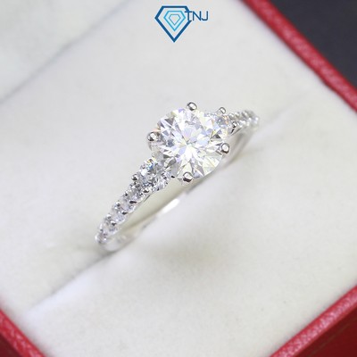 Nhẫn bạc nữ Moissanite, nhẫn cầu hôn 7.5ly đính đá cao cấp kèm thẻ tra cứu xi bạch kim lấp lánh NNM0053 - Trang Sức TNJ
