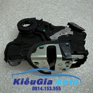 Ổ khóa ngậm cánh cửa toyota innova 2006-2015 6904006110