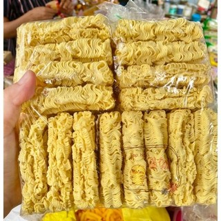 Bịch 5 gói mì trần kèm gia vị.