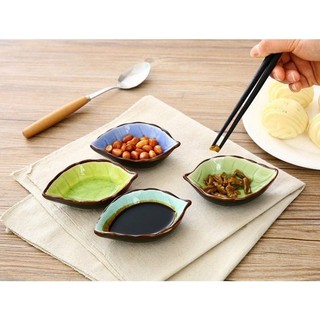 Đĩa sứ đựng thức ăn hình chiếc lá độc đáo và tinh tế làm trang trí bàn ăn rất đẹp mắt