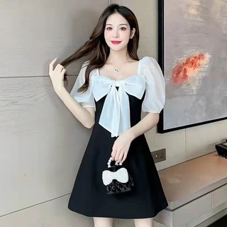 Váy dáng A trễ vai màu đen trắng cơ bản phối nơ quyến rũ