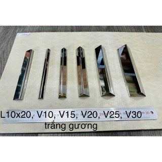 Nẹp V Inox trắng gương. Nẹp V vát cạnh lắp đặt an toàn không bén. Cây dài 2,44m vận chuyển cắt làm đôi.