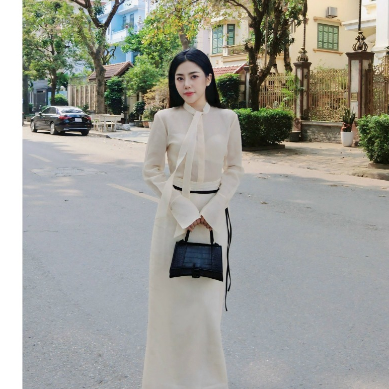 Áo Sơ Mi Tay Dài, Cổ Ao Cách Điệu Thành Dây Buộc Và Chân Váy Midi Đứng Cạp Cao Xẻ Sau Nữ White Ant