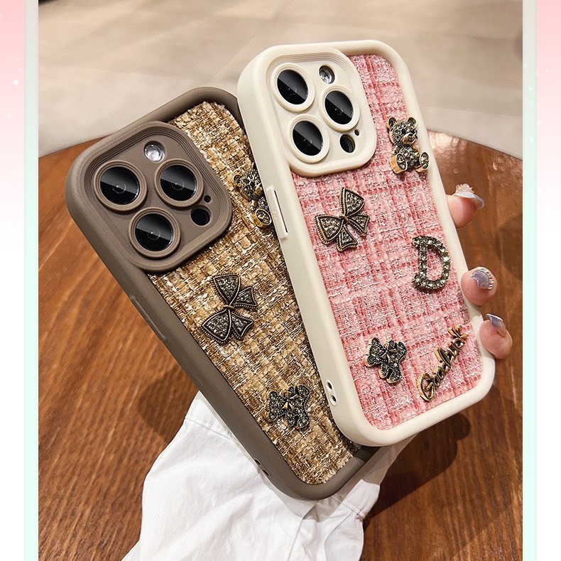 Ốp lưng iPhone giả dạ nền hồng camera cao gắn charm gấu kim loại iPhone 15 14 13 11 12 Pro Max 8 7 P