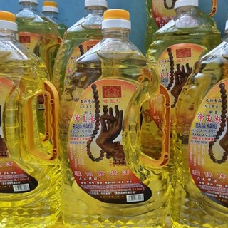 Dầu cát tường lưu ly chai 2 lít màu vàng +1 sợi tim đèn dầu