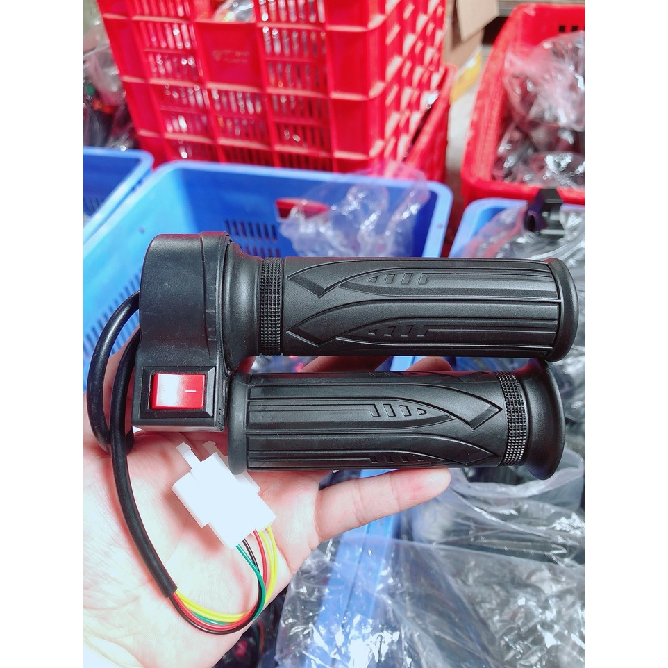 Tay ga xe điện nút đèn.