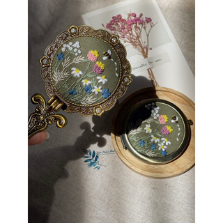 Gương đồng cầm tay có cán gập thêu hoạ tiết (mirror embroidery)