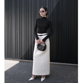 Chân Váy Bút Chì WHITE ANT Nữ Dáng Dài Hack Dáng Kèm Dây Lưng Phối Áo Len Ôm Trơn Tay Dài 110900006