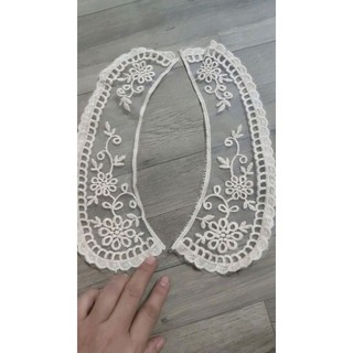Lá cổ ren màu kem