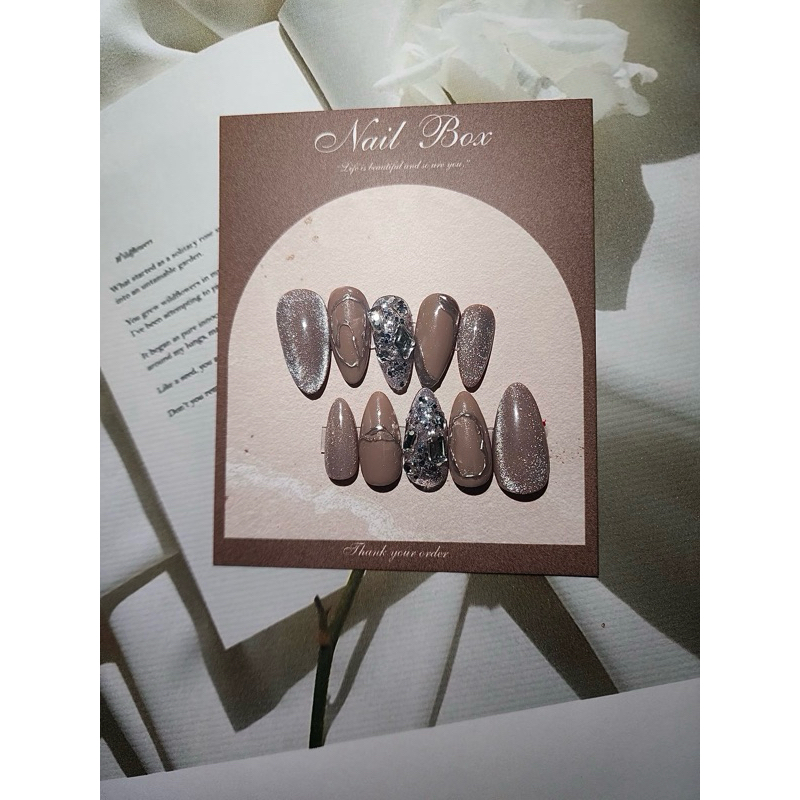 NAIL BOX nâu đính đá mắt mèo