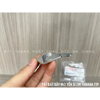Pát bắt dây mở yên Sirius zin ( 1 Cái ) 3S4F117K0000