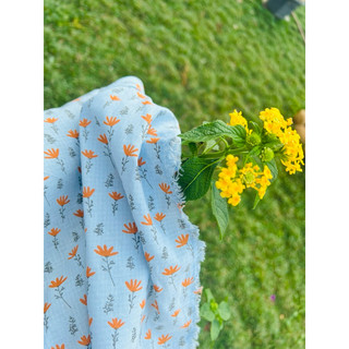 Vải thô hoa nhí màu cam gạch nền xanh lam