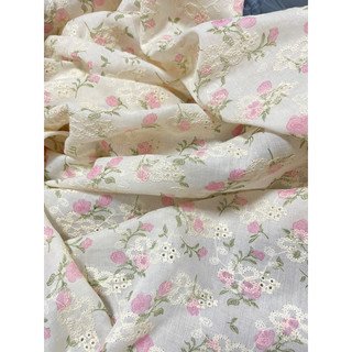 Vải thêu hoa hồng có chân 2 biên xinh lắm