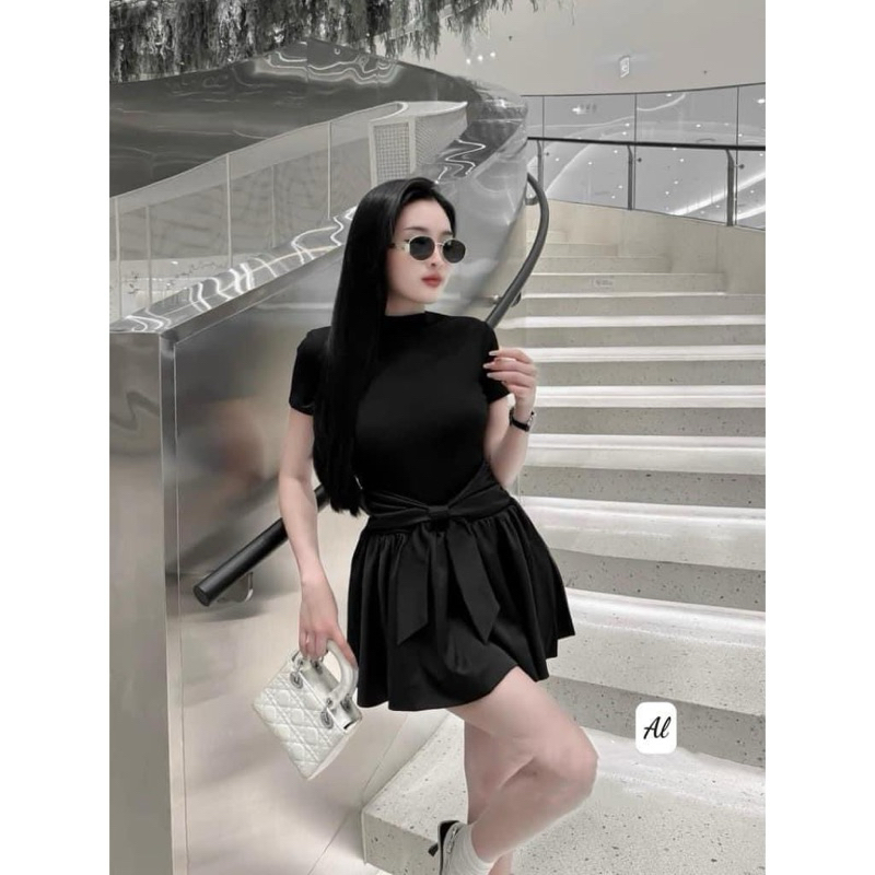 Đầm đen ôm cổ lọ