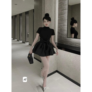 Đầm đen ôm cổ lọ