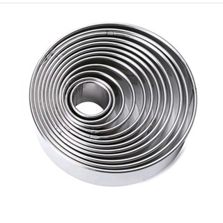 14 khuôn cắt kích thước khác nhau, tạo ra những chiếc bánh quy tròn với nhiều kích cỡ khác nhau