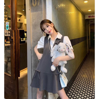 Đầm Váy Cổ V Dập Li Form Rộng Màu Xám Đính Nơ Phối Áo Sơ Mi Trắng Tay Bồng