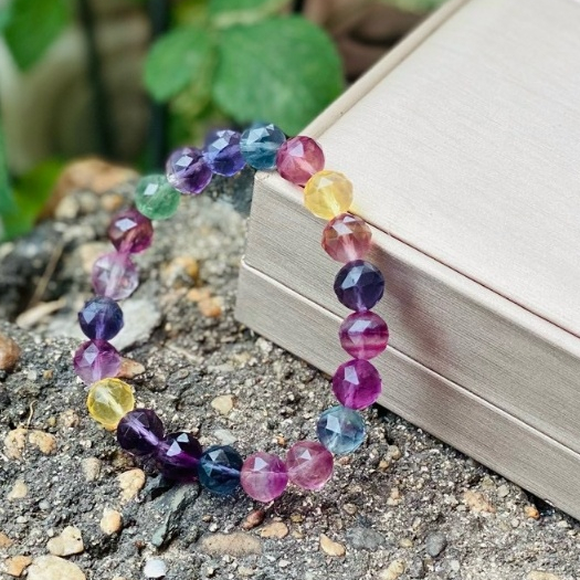 Vòng tay flourite đa sắc cắt giác 9mm