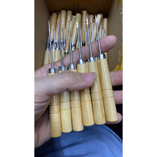 Cây dùi/ cây may giày cán gỗ.