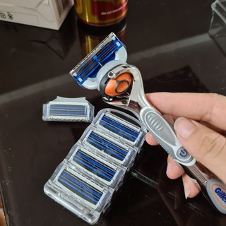 Dao cạo râu Gillette Skinguard (đầu cạo 2+1 tối ưu cho da nhạy cảm)