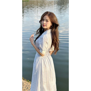 ĐẦM MIDI NÚT SỌC XANH PHỐI CỔ TRẮNG