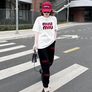 Set Bộ Đồ Nữ Áo Phông Ngắn Tay Thêu MIUMIU Lông Nổi Mix Quần Suông Bo Gấu Họa Tiết - Bộ Đồ Nữ Miu Miu Phong Cách Trẻ Hot