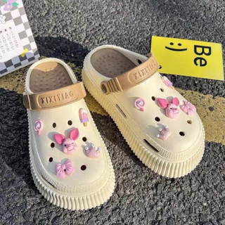 Sục crocs đế cao gắn sticker lợn hồng