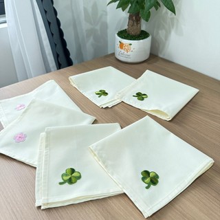 Khăn tay vải Kate Silk  kích thước 33 cm x 33 cm màu kem / Khăn mùi xoa bỏ túi có hình thêu