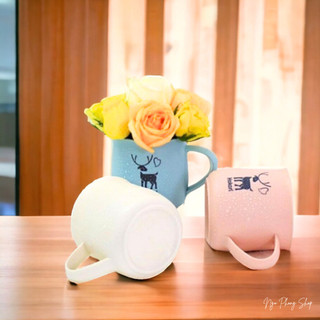 Cốc Hokori 350ml Việt Nhật 6369. Cốc nhựa có quai họa tiết hươu màu pastel. Tay cầm chống trượt.