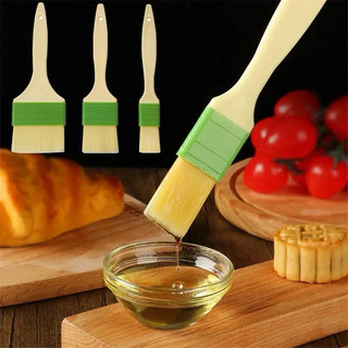 Chổi lông vàng cán nhựa quét mặt bánh
