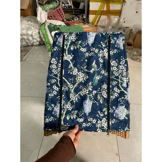 ÁO LỒNG CHÀO MÀO VUÔNG, THÁI