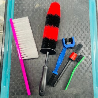 Combo bộ dụng cụ rửa xe tại nhà (cọ bút, cọ lazang 43cm, bàn chải sên 3d, bàn chải cước, tặng bàn chải nhỏ)