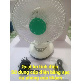 Quạt bàn b2 sử dụng cúp điện bằng sạc dự phòng điện thoại.