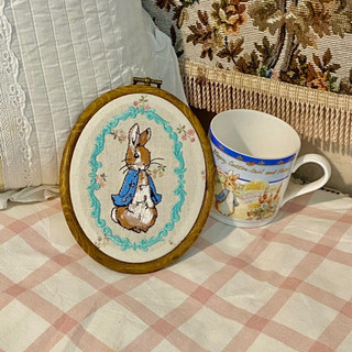 Tranh vải thêu thỏ Peter Rabbit hàng handmade dễ thương decor tường kệ