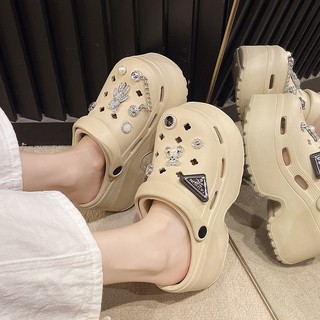 Dép sục nữ đế cao 8cm, crocs đế bằng kèm stiker đính đá, cross độn đế thời trang, SAKI