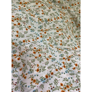 2 khúc 50cm x 1m5 và 85cm x 1m5 vải lụa mango hoa nhí xinh xém gốc đường gấp giữa vẫn đủ may áo váy bé