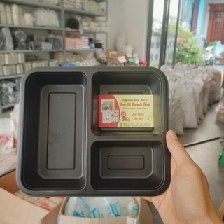 Combo 50 khay nhựa đế đen 3 ngăn kèm nắp dùng để đựng cơm văn phòng, bún đậu, cơm chay,...