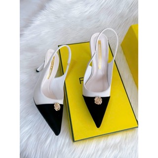 Giày cao gót nữ mũi nhọn 9 phân thiết kế quai hậu màu trắng đen phụ kiện hoa trà cực sang chảnh.