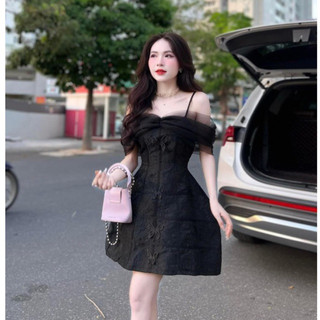 Váy đen gấm phối lưới trễ vai